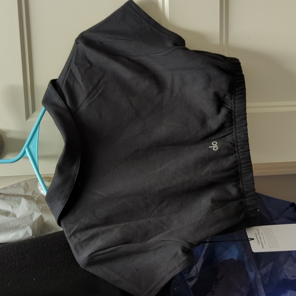 Alo Yoga Cropped Prestige Polo - Picture 2 of 4